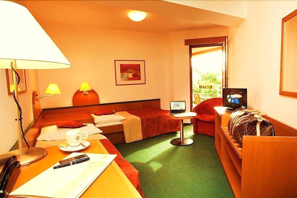 Hotel Troja Прага Экстерьер фото